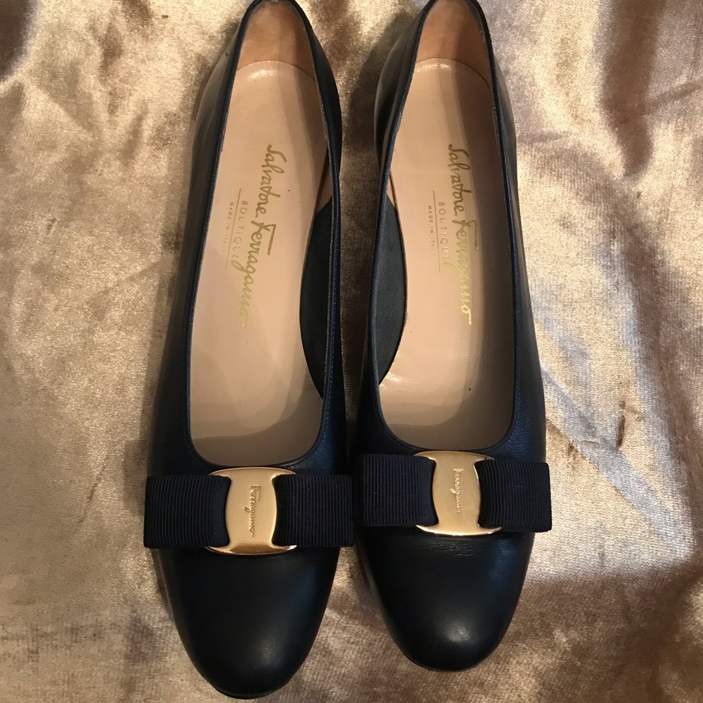 Salvatore Ferragamo Navy Vara Pump - Picture 3 of 8